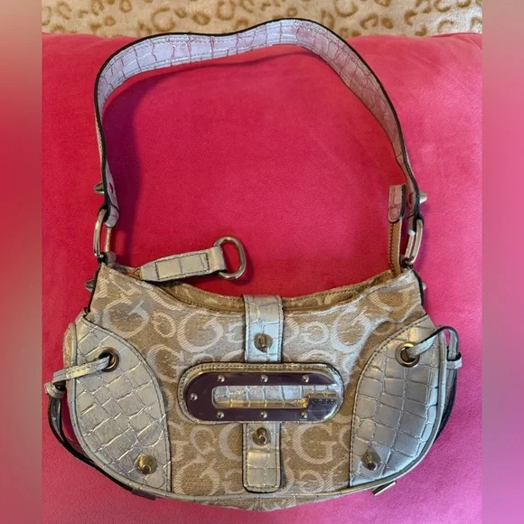 Guess Vintage Bag It features a beige logo and silver accents. - Picture 2 of 9